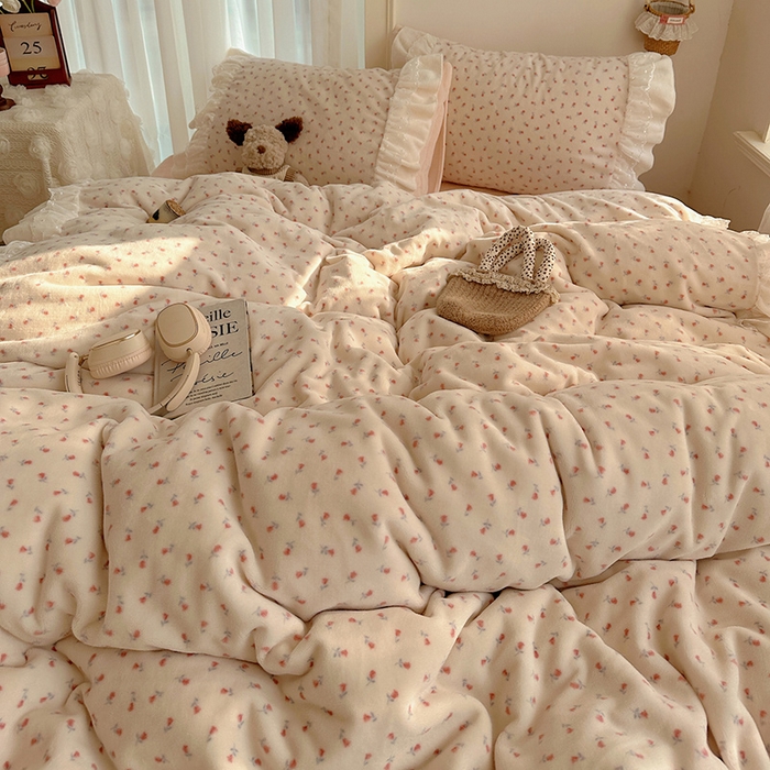 91家纺网 家纺一手货源 找家纺 山茶家纺 2025新款韩系A类牛奶绒花边印花四件套梦境 梦境-小玫瑰