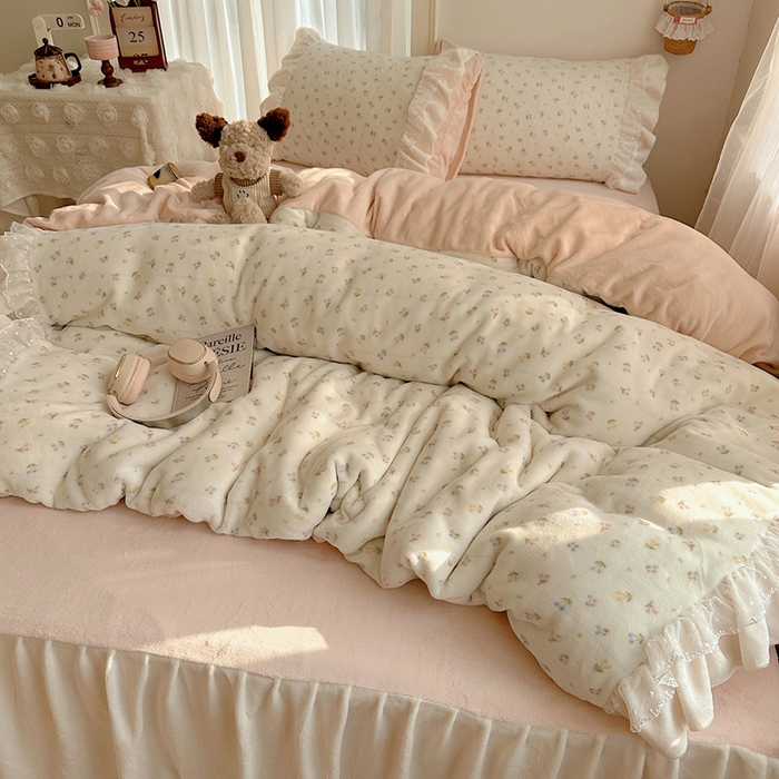 91家纺网 家纺一手货源 找家纺 山茶家纺 2025新款韩系A类牛奶绒花边印花四件套梦境 梦境-小樱桃粉-床裙图