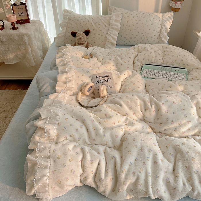 91家纺网 家纺一手货源 找家纺 山茶家纺 2025新款韩系A类牛奶绒花边印花四件套梦境 梦境-小樱桃-蓝