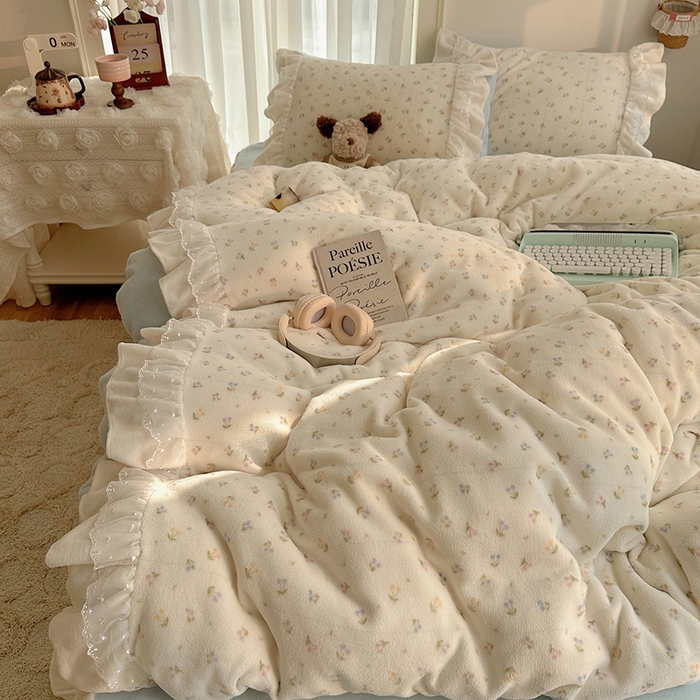 91家纺网 家纺一手货源 找家纺 山茶家纺 2025新款韩系A类牛奶绒花边印花四件套梦境 梦境-小樱桃蓝-床裙图