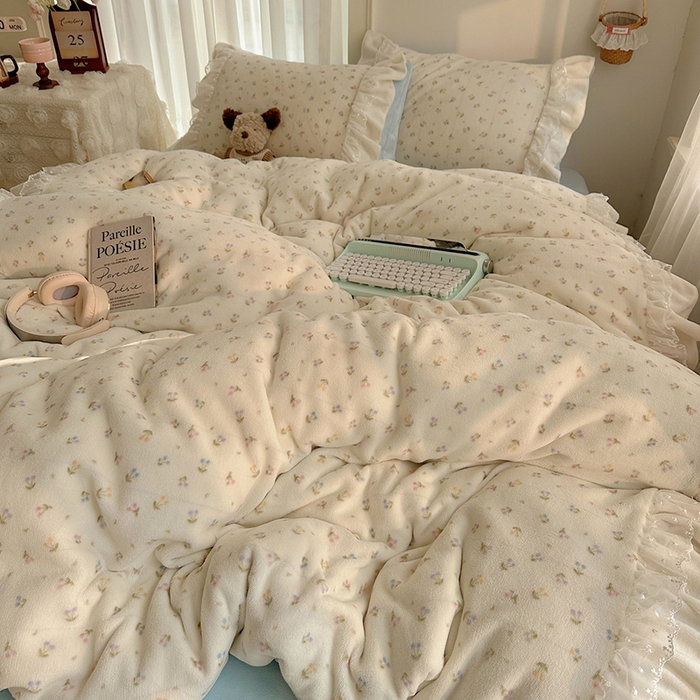 91家纺网 家纺一手货源 找家纺 山茶家纺 2025新款韩系A类牛奶绒花边印花四件套梦境 梦境-小樱桃蓝-床裙图