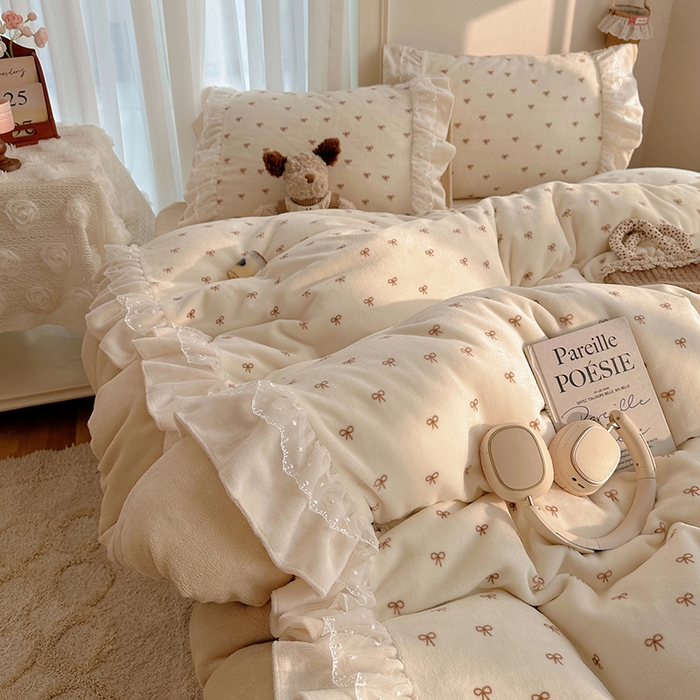 91家纺网 家纺一手货源 找家纺 山茶家纺 2025新款韩系A类牛奶绒花边印花四件套梦境 梦境-蝴蝶结