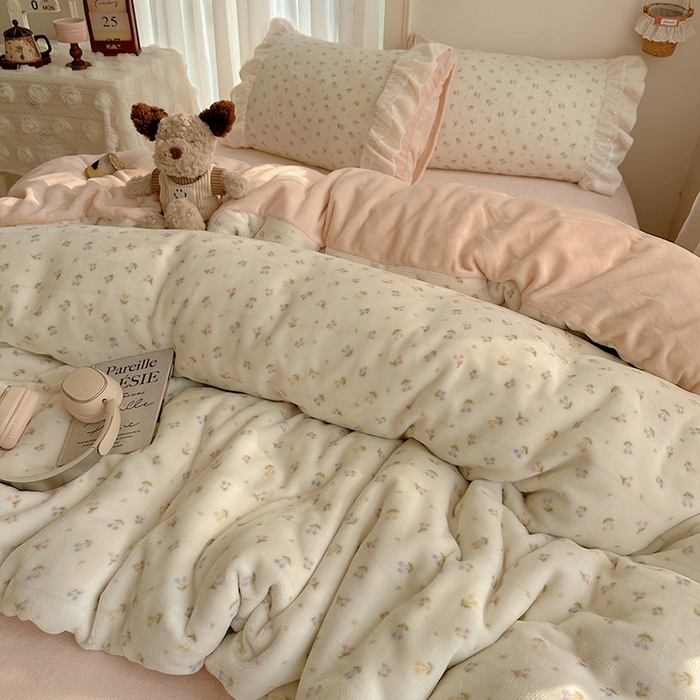 91家纺网 家纺一手货源 找家纺 山茶家纺 2025新款韩系A类牛奶绒花边印花四件套梦境 梦境-小樱桃粉-床裙图