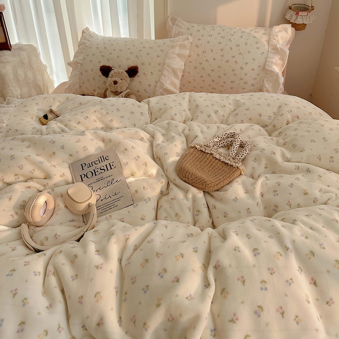 91家纺网 家纺一手货源 找家纺 山茶家纺 2025新款韩系A类牛奶绒花边印花四件套梦境 梦境-小樱桃粉