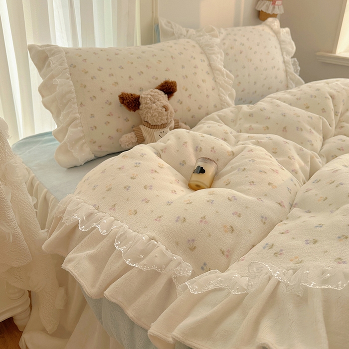 91家纺网 家纺一手货源 找家纺 山茶家纺 2025新款韩系A类牛奶绒花边印花四件套梦境 梦境-小樱桃蓝-床裙图