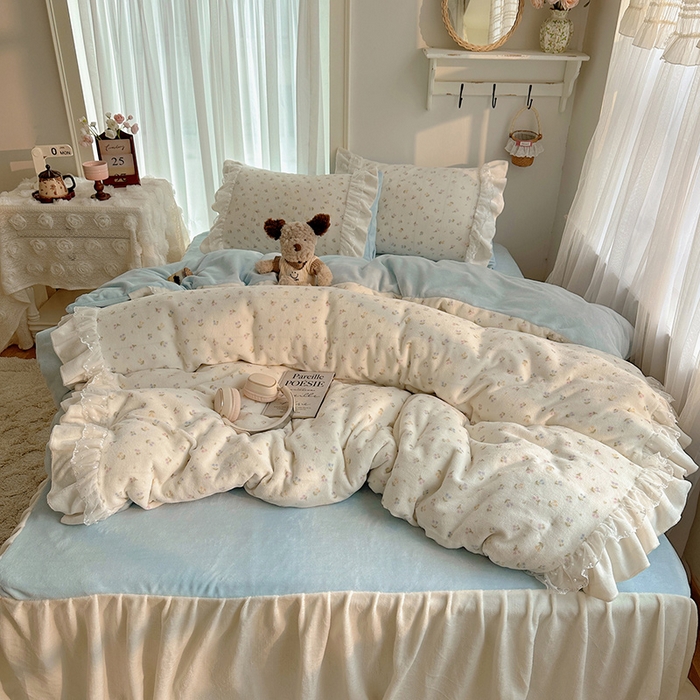 91家纺网 家纺一手货源 找家纺 山茶家纺 2025新款韩系A类牛奶绒花边印花四件套梦境 梦境-小樱桃蓝-床裙图