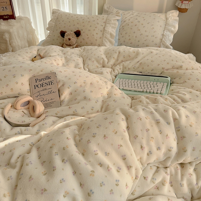 91家纺网 家纺一手货源 找家纺 山茶家纺 2025新款韩系A类牛奶绒花边印花四件套梦境 梦境-小樱桃蓝-床裙图