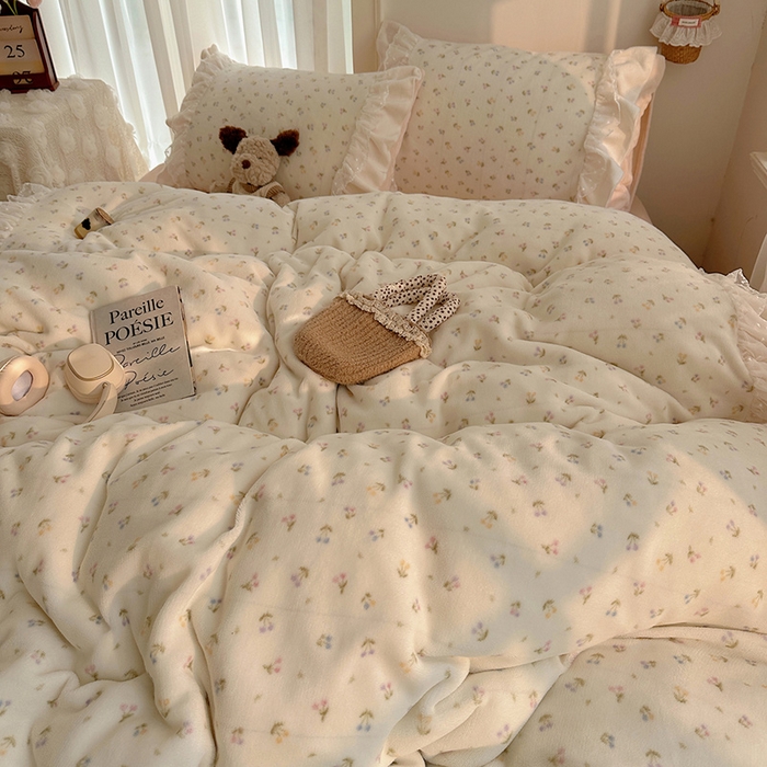 91家纺网 家纺一手货源 找家纺 山茶家纺 2025新款韩系A类牛奶绒花边印花四件套梦境 梦境-小樱桃粉