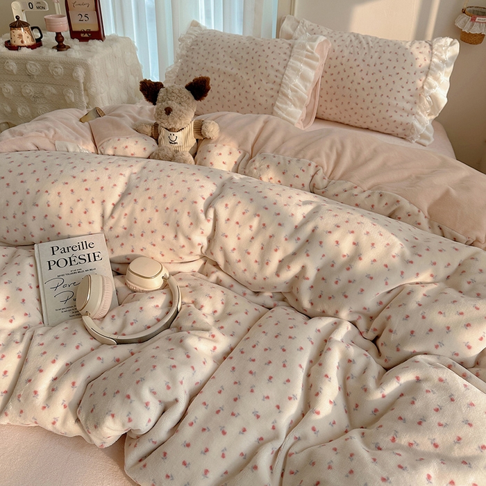 91家纺网 家纺一手货源 找家纺 山茶家纺 2025新款韩系A类牛奶绒花边印花四件套梦境 梦境-小玫瑰-床裙图