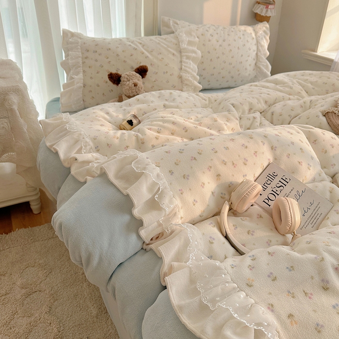 91家纺网 家纺一手货源 找家纺 山茶家纺 2025新款韩系A类牛奶绒花边印花四件套梦境 梦境-小樱桃-蓝