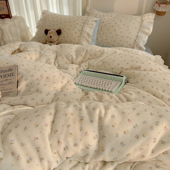 91家纺网 家纺一手货源 找家纺 山茶家纺 2025新款韩系A类牛奶绒花边印花四件套梦境 梦境-小樱桃蓝-床裙图