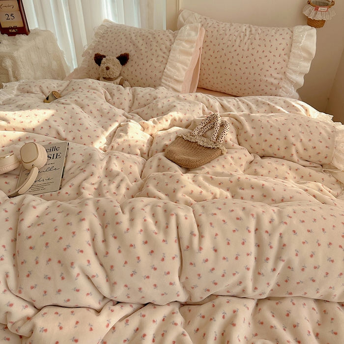 91家纺网 家纺一手货源 找家纺 山茶家纺 2025新款韩系A类牛奶绒花边印花四件套梦境 梦境-小玫瑰