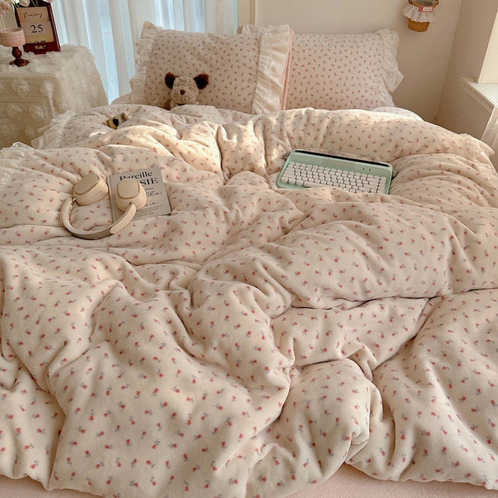 91家纺网 家纺一手货源 找家纺 山茶家纺 2025新款韩系A类牛奶绒花边印花四件套梦境 梦境-小玫瑰-床裙图