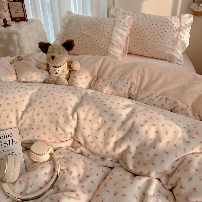 91家纺网 家纺一手货源 找家纺 山茶家纺 2025新款韩系A类牛奶绒花边印花四件套梦境 梦境-小玫瑰-床裙图