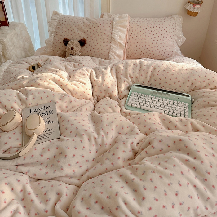 91家纺网 家纺一手货源 找家纺 山茶家纺 2025新款韩系A类牛奶绒花边印花四件套梦境 梦境-小玫瑰-床裙图