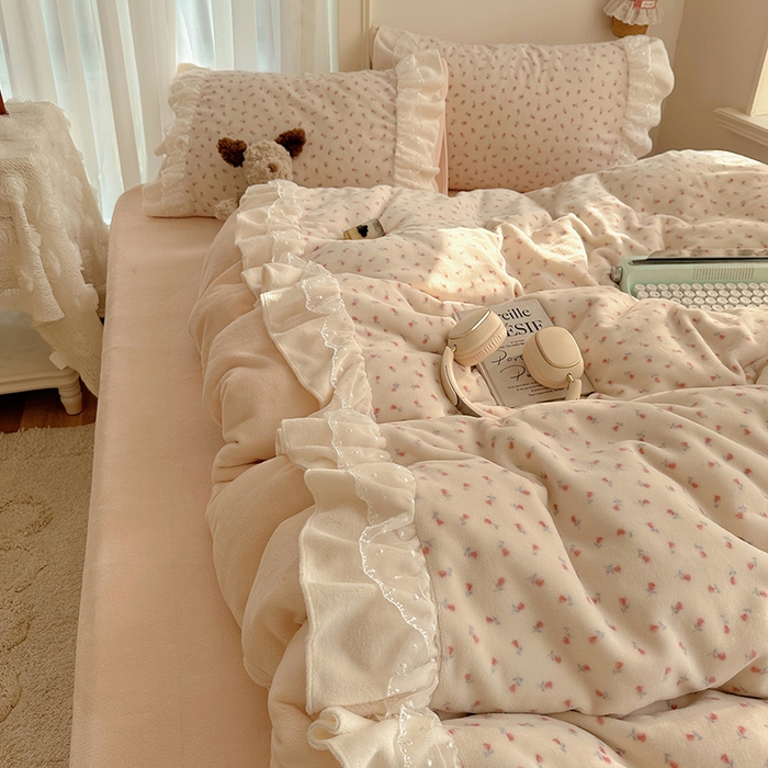 91家纺网 家纺一手货源 找家纺 山茶家纺 2025新款韩系A类牛奶绒花边印花四件套梦境 梦境-小玫瑰