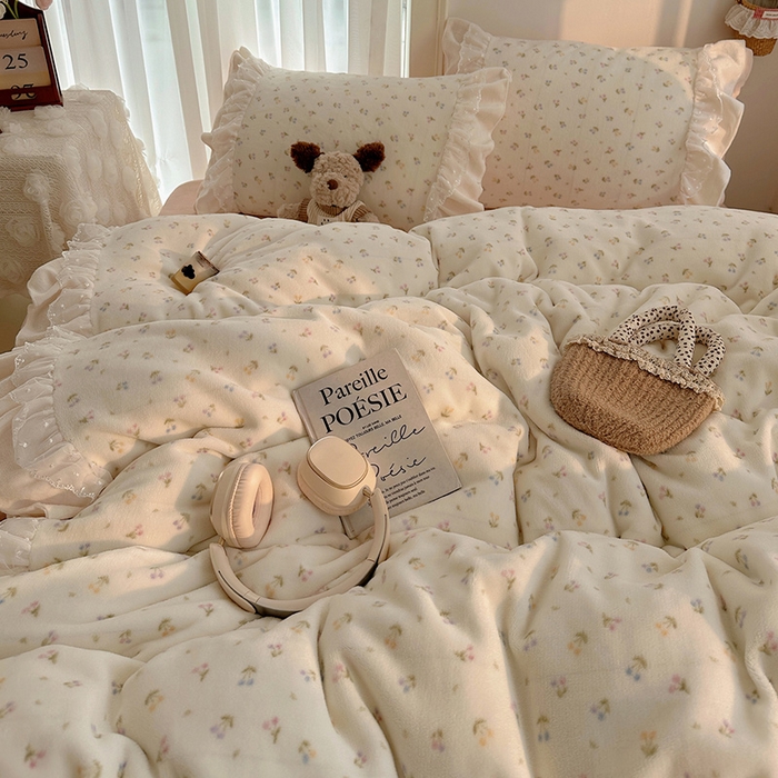 91家纺网 家纺一手货源 找家纺 山茶家纺 2025新款韩系A类牛奶绒花边印花四件套梦境 梦境-小樱桃粉