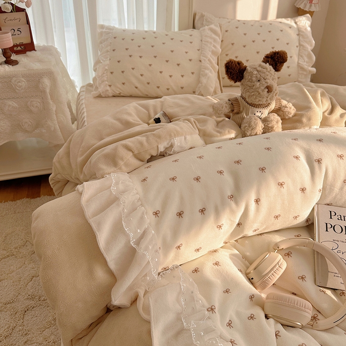 91家纺网 家纺一手货源 找家纺 山茶家纺 2025新款韩系A类牛奶绒花边印花四件套梦境 梦境-蝴蝶结床裙图