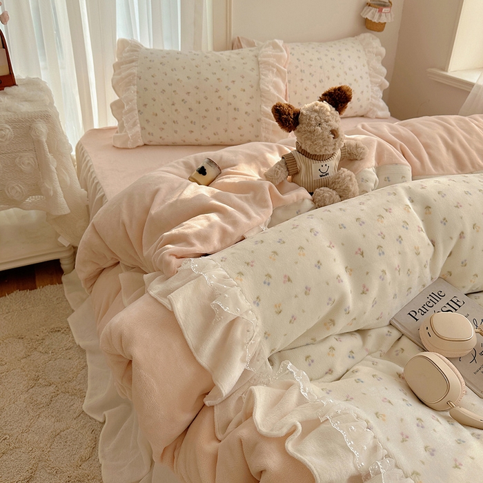 山茶家纺 2025新款韩系A类牛奶绒花边印花四件套梦境 梦境-小樱桃粉-床裙图