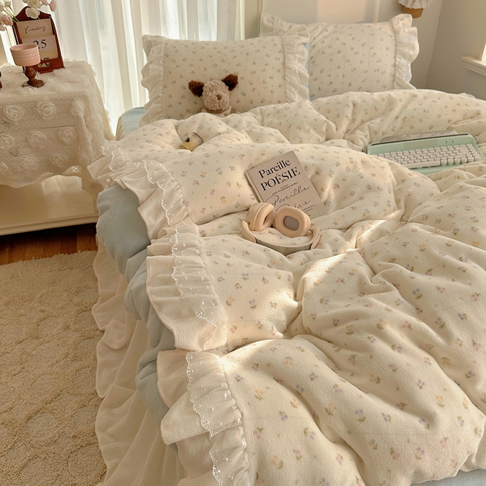 91家纺网 家纺一手货源 找家纺 山茶家纺 2025新款韩系A类牛奶绒花边印花四件套梦境 梦境-小樱桃蓝-床裙图