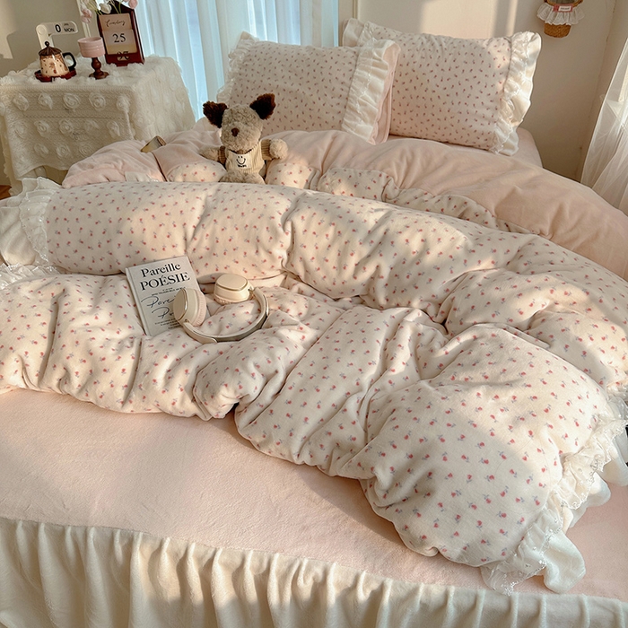 91家纺网 家纺一手货源 找家纺 山茶家纺 2025新款韩系A类牛奶绒花边印花四件套梦境 梦境-小玫瑰-床裙图