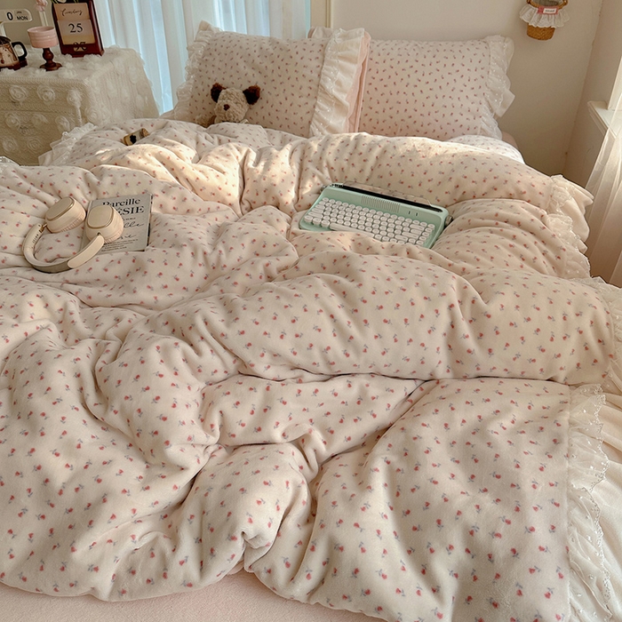 91家纺网 家纺一手货源 找家纺 山茶家纺 2025新款韩系A类牛奶绒花边印花四件套梦境 梦境-小玫瑰-床裙图