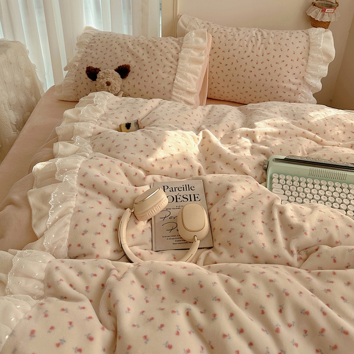 91家纺网 家纺一手货源 找家纺 山茶家纺 2025新款韩系A类牛奶绒花边印花四件套梦境 梦境-小玫瑰