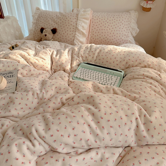 91家纺网 家纺一手货源 找家纺 山茶家纺 2025新款韩系A类牛奶绒花边印花四件套梦境 梦境-小玫瑰-床裙图