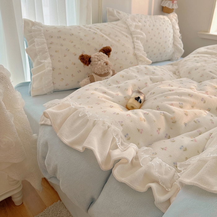 91家纺网 家纺一手货源 找家纺 山茶家纺 2025新款韩系A类牛奶绒花边印花四件套梦境 梦境-小樱桃-蓝