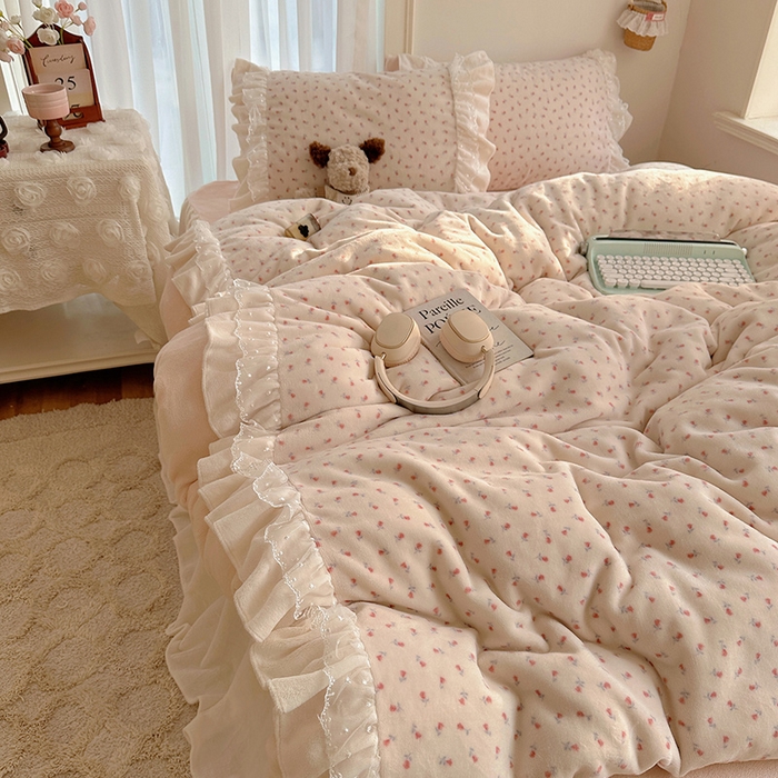 91家纺网 家纺一手货源 找家纺 山茶家纺 2025新款韩系A类牛奶绒花边印花四件套梦境 梦境-小玫瑰-床裙图