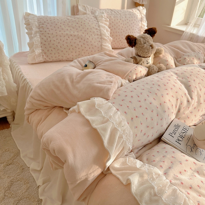 91家纺网 家纺一手货源 找家纺 山茶家纺 2025新款韩系A类牛奶绒花边印花四件套梦境 梦境-小玫瑰-床裙图