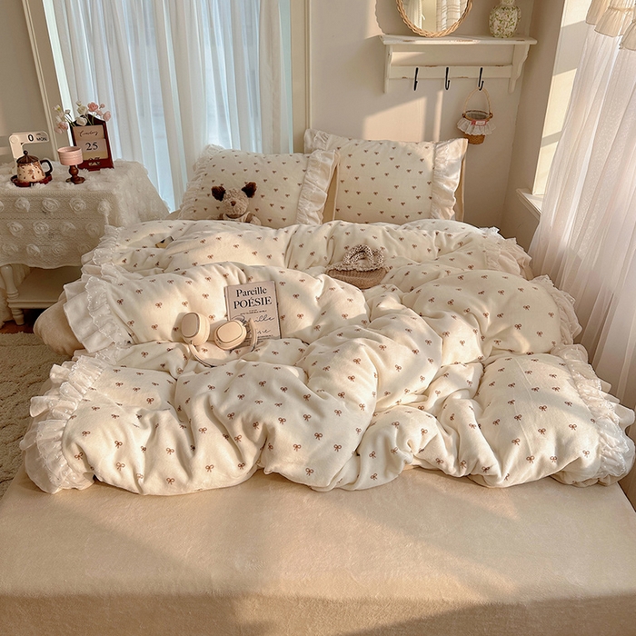 91家纺网 家纺一手货源 找家纺 山茶家纺 2025新款韩系A类牛奶绒花边印花四件套梦境 梦境-蝴蝶结