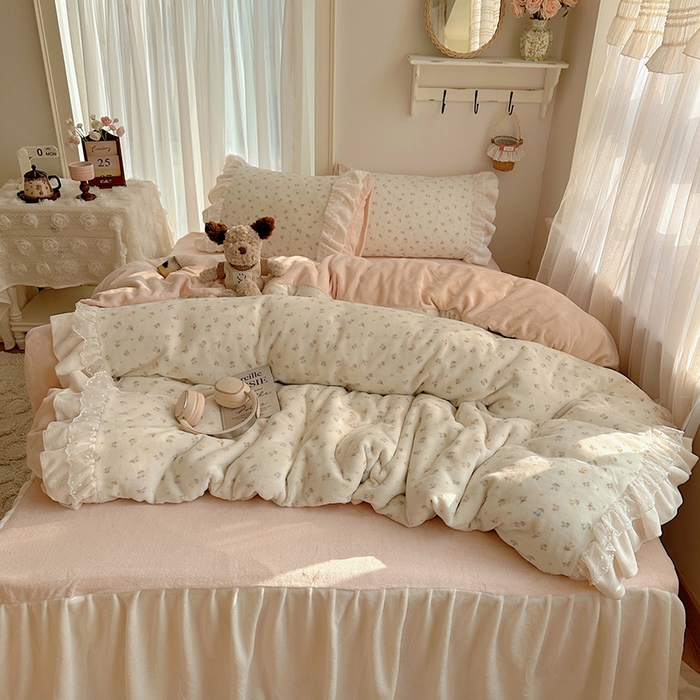 91家纺网 家纺一手货源 找家纺 山茶家纺 2025新款韩系A类牛奶绒花边印花四件套梦境 梦境-小樱桃粉-床裙图