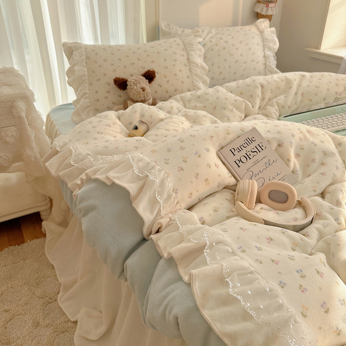 91家纺网 家纺一手货源 找家纺 山茶家纺 2025新款韩系A类牛奶绒花边印花四件套梦境 梦境-小樱桃蓝-床裙图