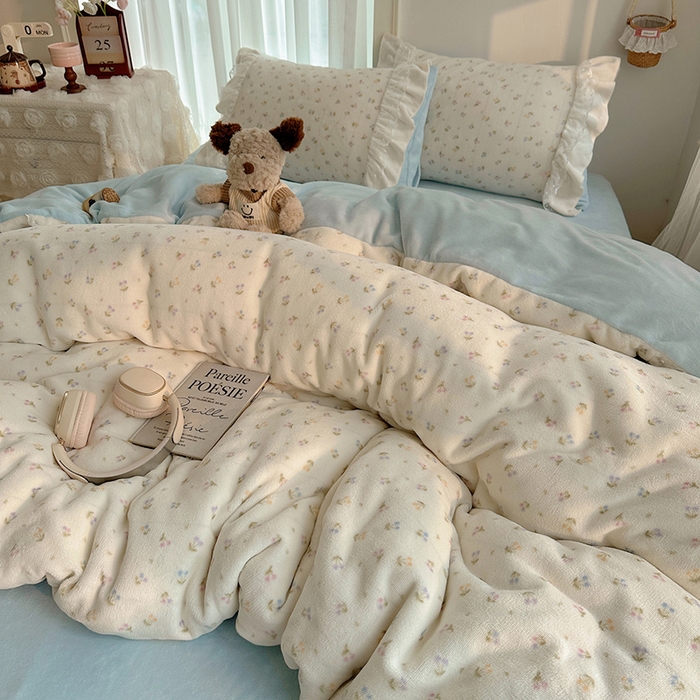 91家纺网 家纺一手货源 找家纺 山茶家纺 2025新款韩系A类牛奶绒花边印花四件套梦境 梦境-小樱桃蓝-床裙图