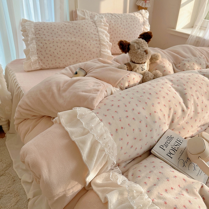 91家纺网 家纺一手货源 找家纺 山茶家纺 2025新款韩系A类牛奶绒花边印花四件套梦境 梦境-小玫瑰-床裙图