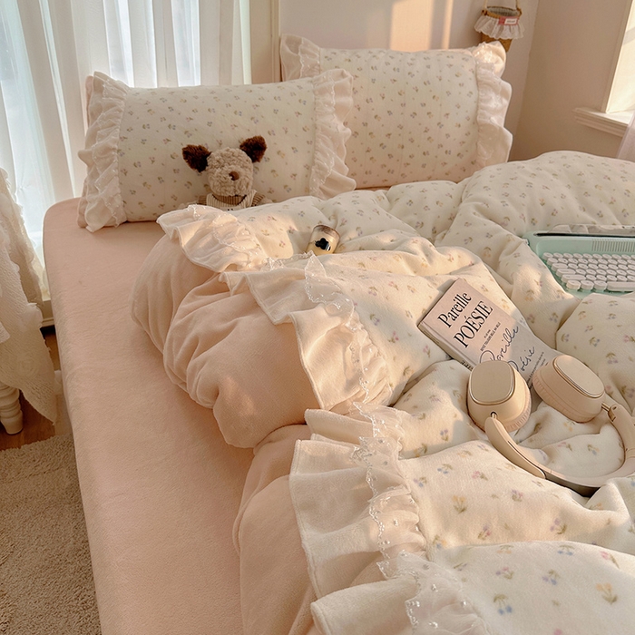 91家纺网 家纺一手货源 找家纺 山茶家纺 2025新款韩系A类牛奶绒花边印花四件套梦境 梦境-小樱桃粉