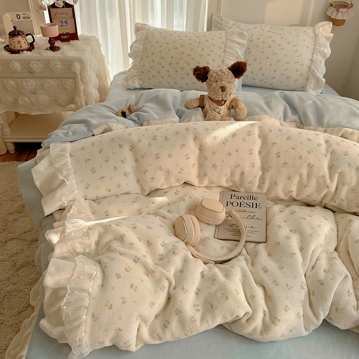 91家纺网 家纺一手货源 找家纺 山茶家纺 2025新款韩系A类牛奶绒花边印花四件套梦境 梦境-小樱桃蓝-床裙图