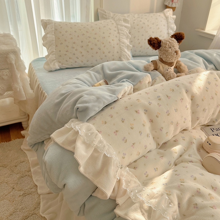 91家纺网 家纺一手货源 找家纺 山茶家纺 2025新款韩系A类牛奶绒花边印花四件套梦境 梦境-小樱桃蓝-床裙图