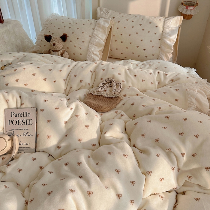 91家纺网 家纺一手货源 找家纺 山茶家纺 2025新款韩系A类牛奶绒花边印花四件套梦境 梦境-蝴蝶结