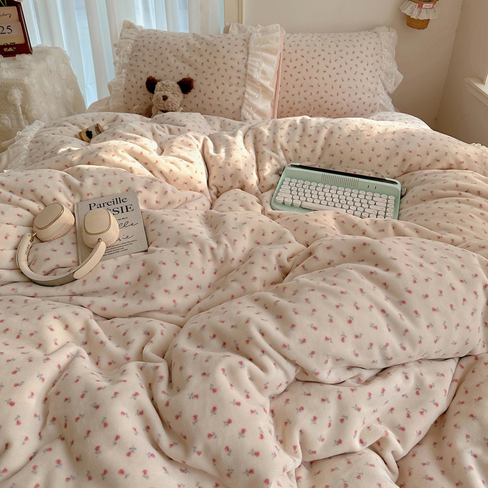 91家纺网 家纺一手货源 找家纺 山茶家纺 2025新款韩系A类牛奶绒花边印花四件套梦境 梦境-小玫瑰-床裙图