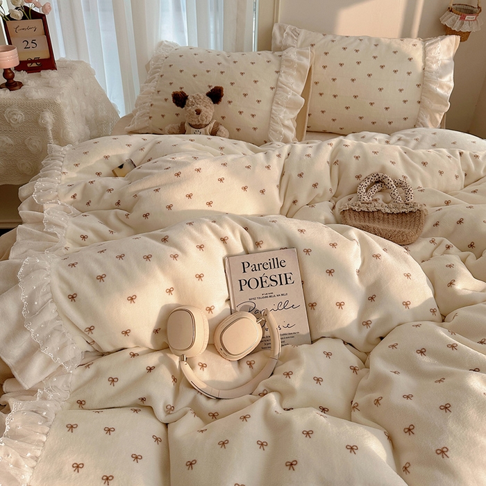 91家纺网 家纺一手货源 找家纺 山茶家纺 2025新款韩系A类牛奶绒花边印花四件套梦境 梦境-蝴蝶结