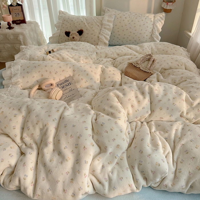 91家纺网 家纺一手货源 找家纺 山茶家纺 2025新款韩系A类牛奶绒花边印花四件套梦境 梦境-小樱桃-蓝