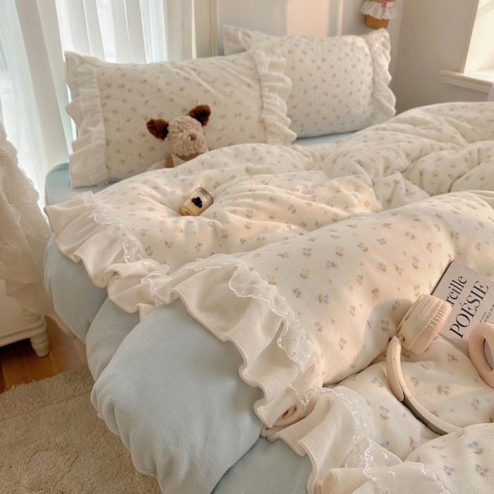 91家纺网 家纺一手货源 找家纺 山茶家纺 2025新款韩系A类牛奶绒花边印花四件套梦境 梦境-小樱桃-蓝