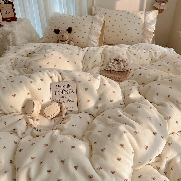 91家纺网 家纺一手货源 找家纺 山茶家纺 2025新款韩系A类牛奶绒花边印花四件套梦境 梦境-蝴蝶结