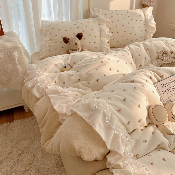 91家纺网 家纺一手货源 找家纺 山茶家纺 2025新款韩系A类牛奶绒花边印花四件套梦境 梦境-蝴蝶结