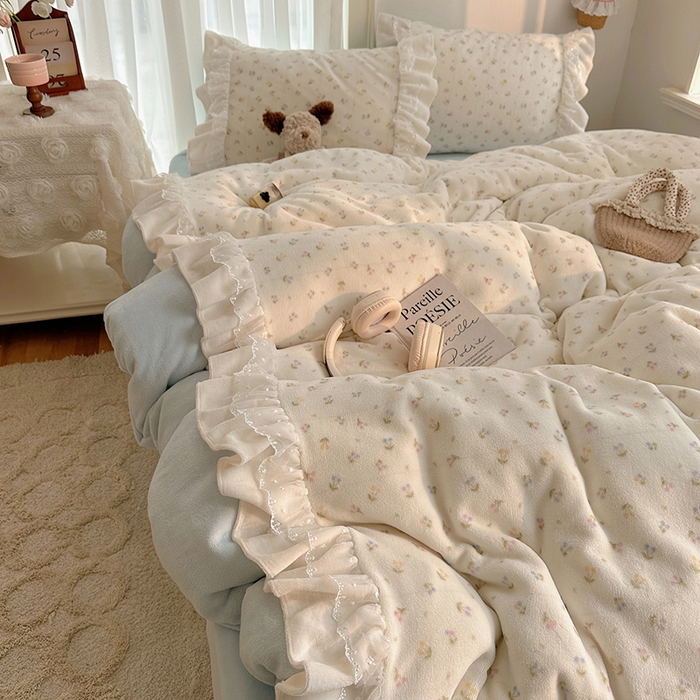 91家纺网 家纺一手货源 找家纺 山茶家纺 2025新款韩系A类牛奶绒花边印花四件套梦境 梦境-小樱桃-蓝