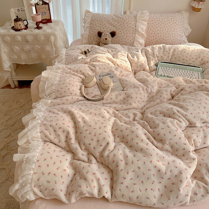 91家纺网 家纺一手货源 找家纺 山茶家纺 2025新款韩系A类牛奶绒花边印花四件套梦境 梦境-小玫瑰-床裙图