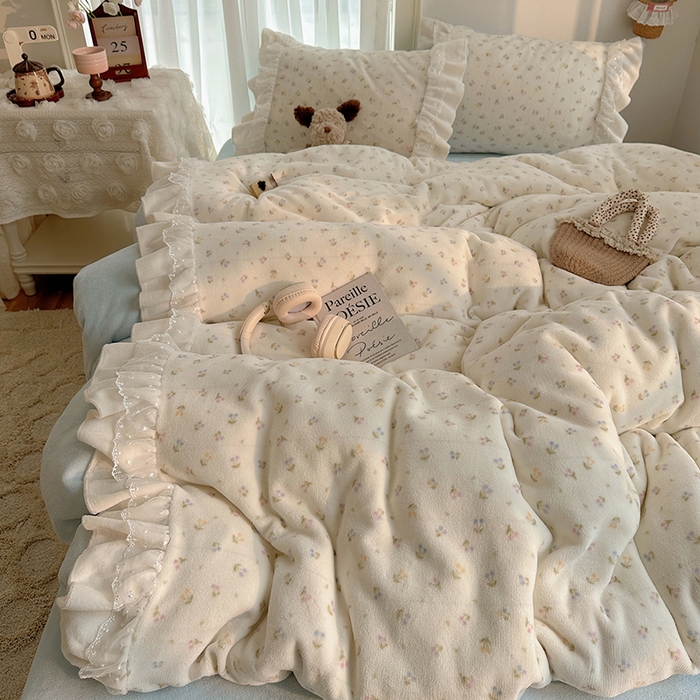 91家纺网 家纺一手货源 找家纺 山茶家纺 2025新款韩系A类牛奶绒花边印花四件套梦境 梦境-小樱桃-蓝