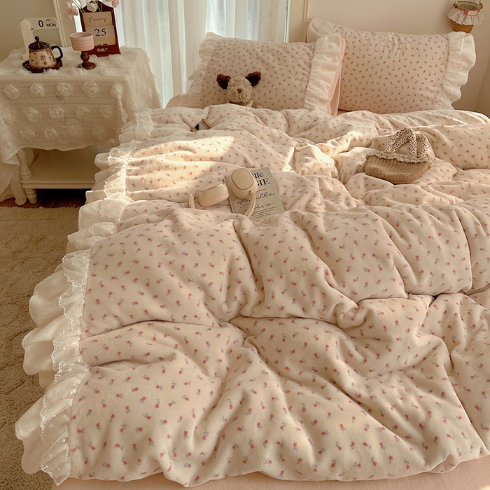 91家纺网 家纺一手货源 找家纺 山茶家纺 2025新款韩系A类牛奶绒花边印花四件套梦境 梦境-小玫瑰